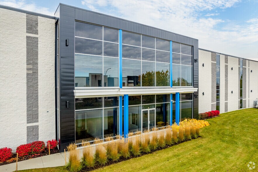 More Photos Of 65 Av Liberté, La Prairie Warehouse For Lease