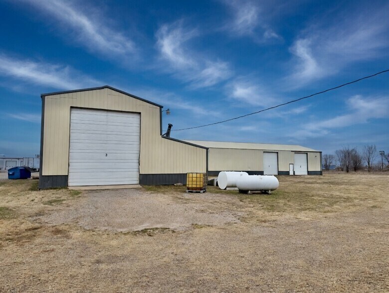 More Photos Of 328 S Interstate Dr, Sikeston Industrial For Lease