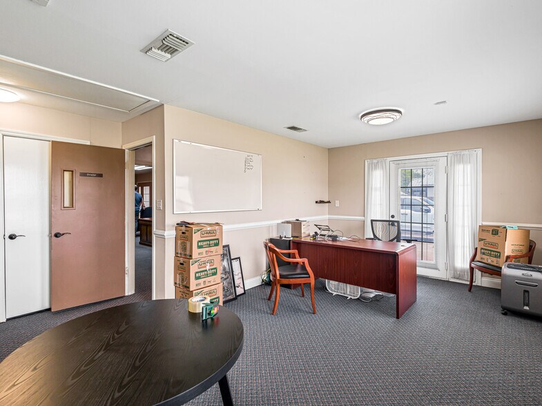 More Photos Of 1105 San Jacinto St, Rosenberg Office For Sale