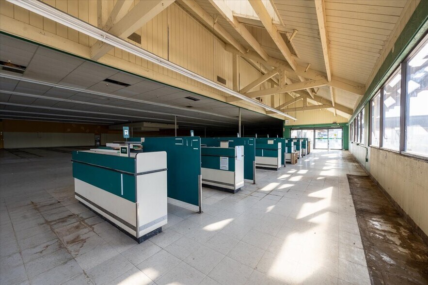 More Photos Of 147 W Shaw Ave, Clovis General Retail For Lease