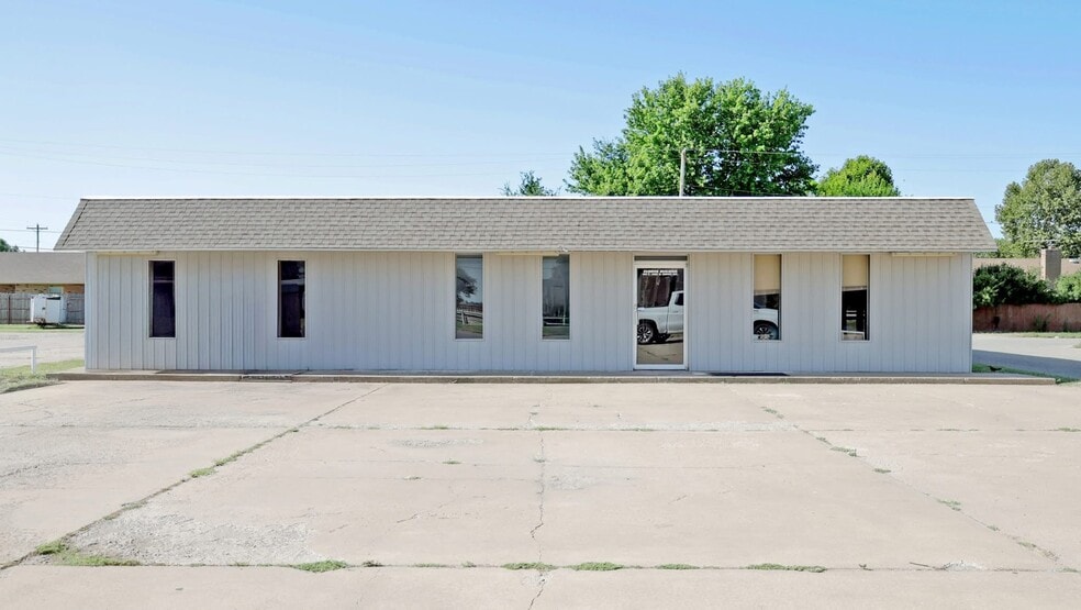 Primary Photo Of 400 E Jack Choate Ave, Hennessey Office For Sale