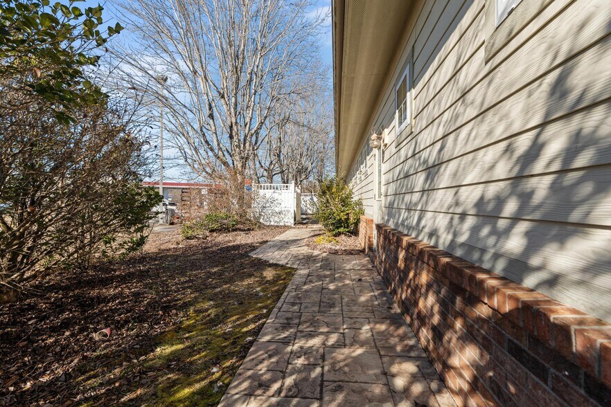 More Photos Of 6540 Brevard Rd, Etowah Office For Sale
