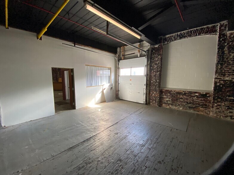 More Photos Of 25 Esten Ave, Pawtucket Showroom For Lease