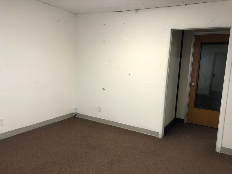 More Photos Of 975 Conger St, Eugene Light Distribution For Lease