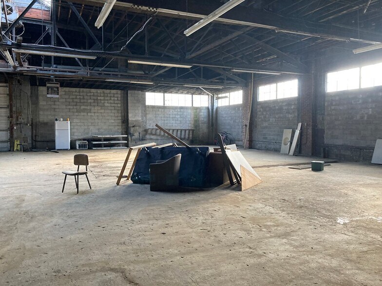 More Photos Of 2841 N Main St, Hazard Flex For Sale