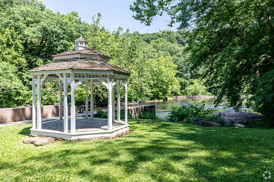 More Photos Of 2 Tunxis Rd, Tariffville Loft Creative Space For Lease