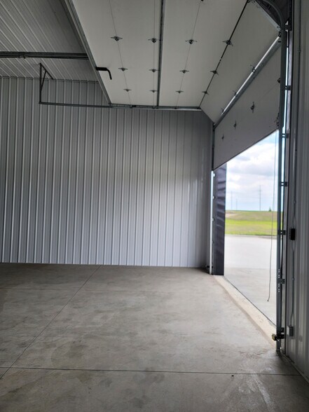 More Photos Of 401 Snyder Dr - Building H, Huxley Flex For Sale