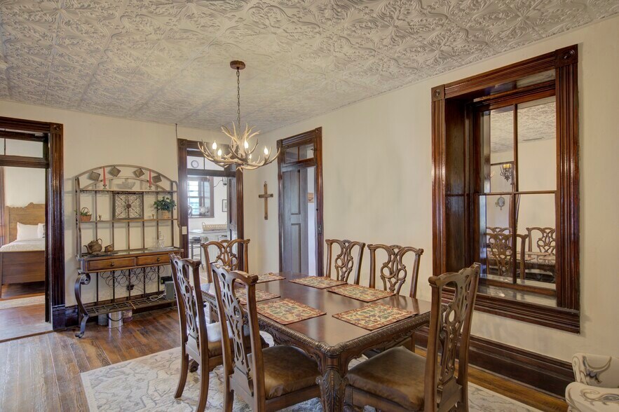 More Photos Of 405 W Avenue E, Alpine Specialty For Sale