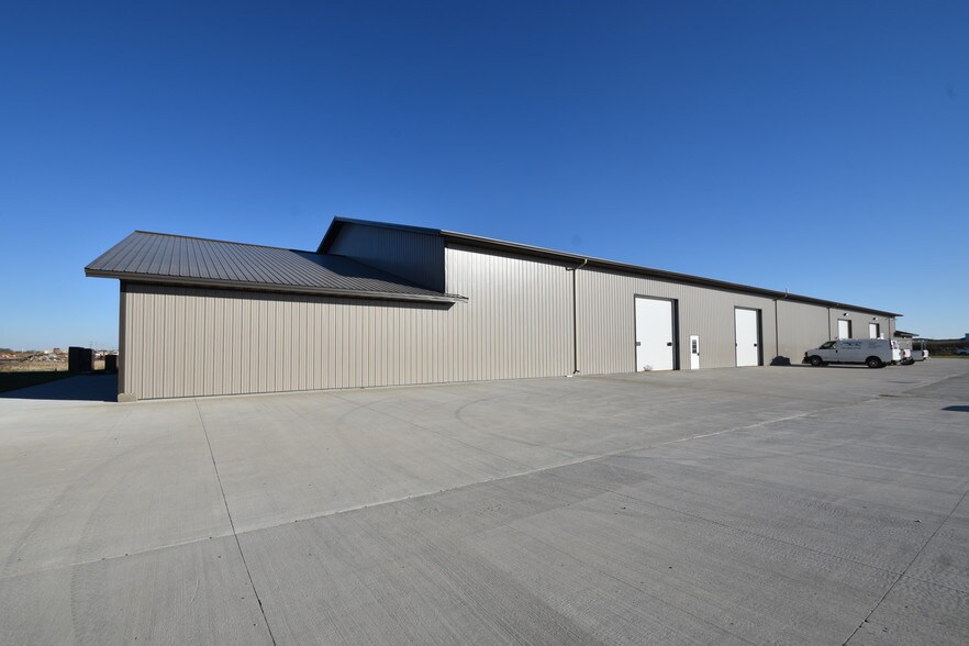 More Photos Of 1881 N Sheyenne Loop, Fargo Warehouse For Lease