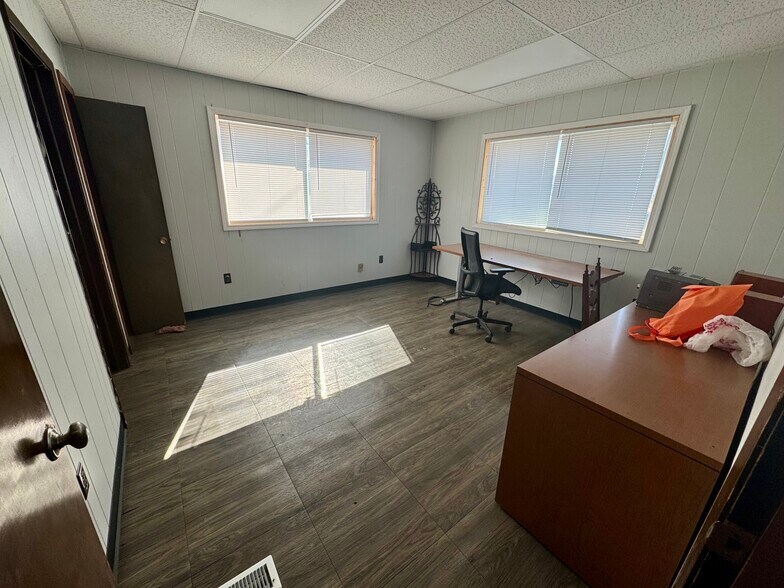 More Photos Of 1910-1912 23rd Ave, Rockford Manufacturing For Sale