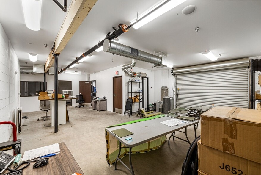 More Photos Of 560 S Williams Rd, Palm Springs Showroom For Sale