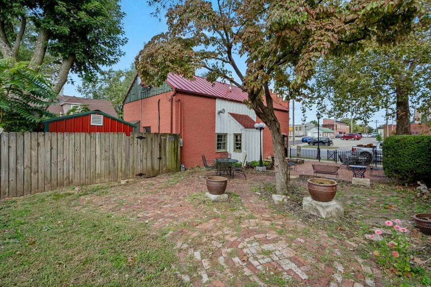 More Photos Of 901 Franklin Ave, Lexington General Retail For Sale