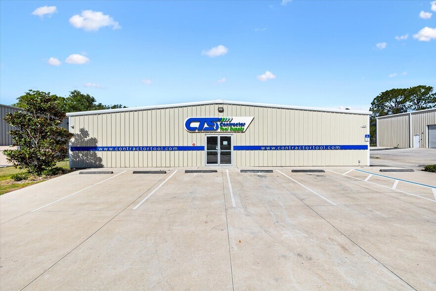 More Photos Of 1818 Greenleaf Ln, Leesburg Warehouse For Lease