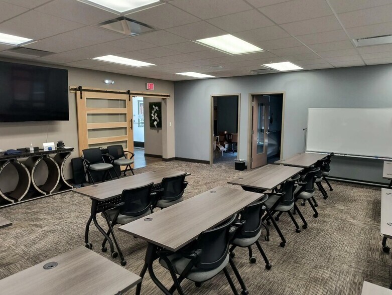 More Photos Of 530 N Indiana Ave, Crown Point Office For Lease