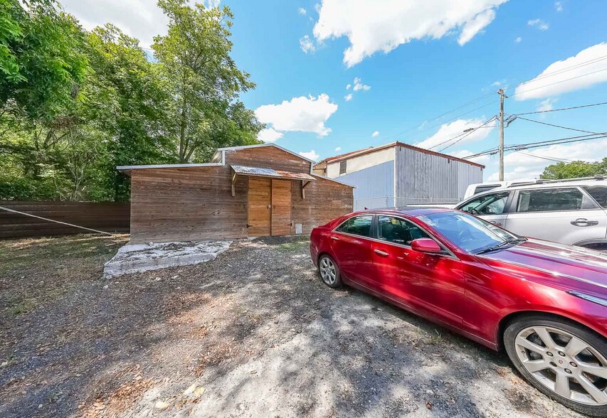 More Photos Of 250 Cleveland St, Locust Grove Industrial For Sale