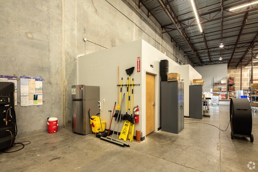 More Photos Of 5035 W Hillsborough Ave, Tampa Warehouse For Lease