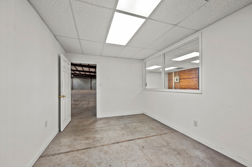More Photos Of 2595 Viceroy Dr, Winston-Salem Warehouse For Lease