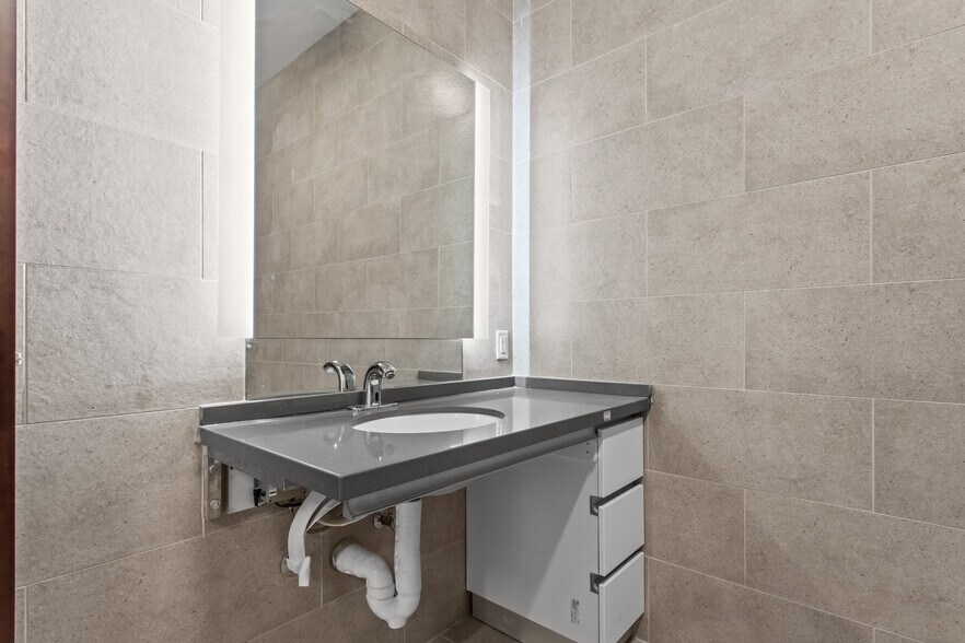 More Photos Of 3751-3761 S Hill St, Los Angeles Warehouse For Lease