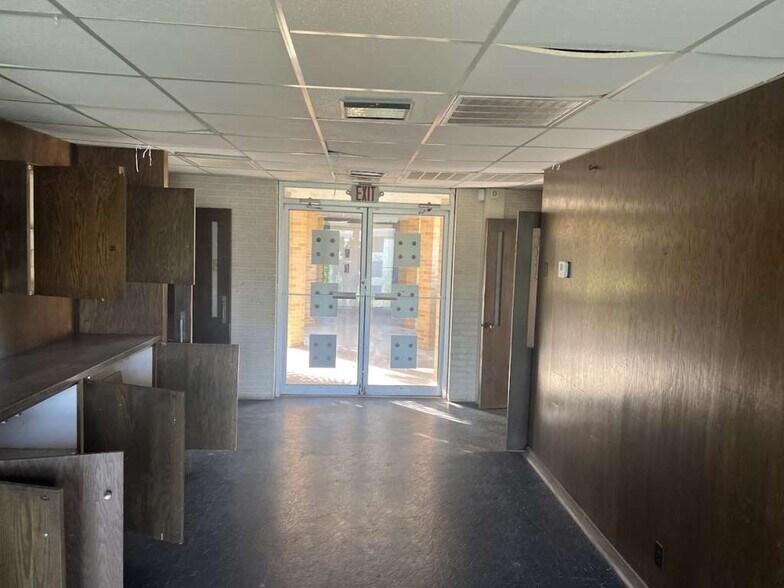 More Photos Of 1120 E Sen Carlos Truan Blvd, Kingsville Restaurant For Sale