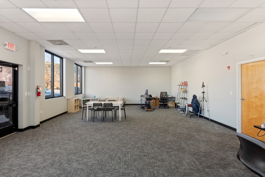 More Photos Of 129 Oakpark Dr, Mooresville Light Manufacturing For Lease