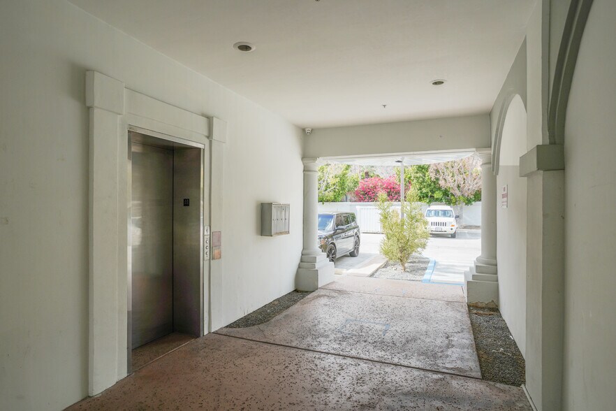 More Photos Of 353 S Palm Canyon Dr, Palm Springs Medical For Sale