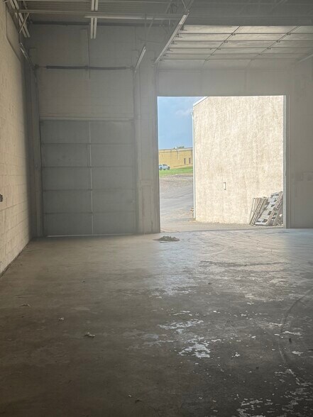 More Photos Of 48 Vincent Cir, Warminster Warehouse For Lease