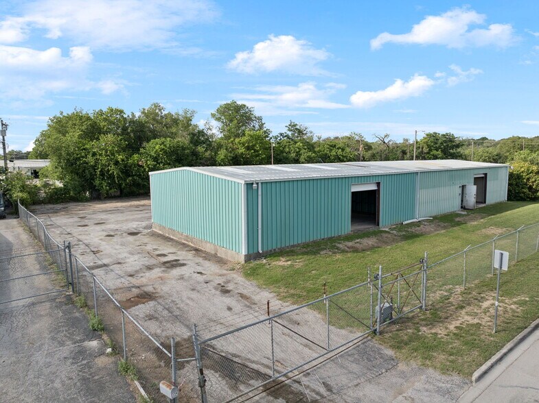 More Photos Of 100 Pecan Dr, Schertz Service For Lease