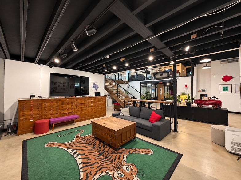 More Photos Of 915 Dallas St, San Antonio Flex For Lease