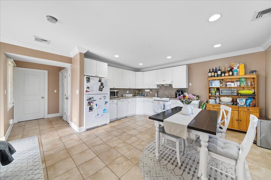 More Photos Of 584 Middle Rd, Bayport Storefront Retail Residential For Sale