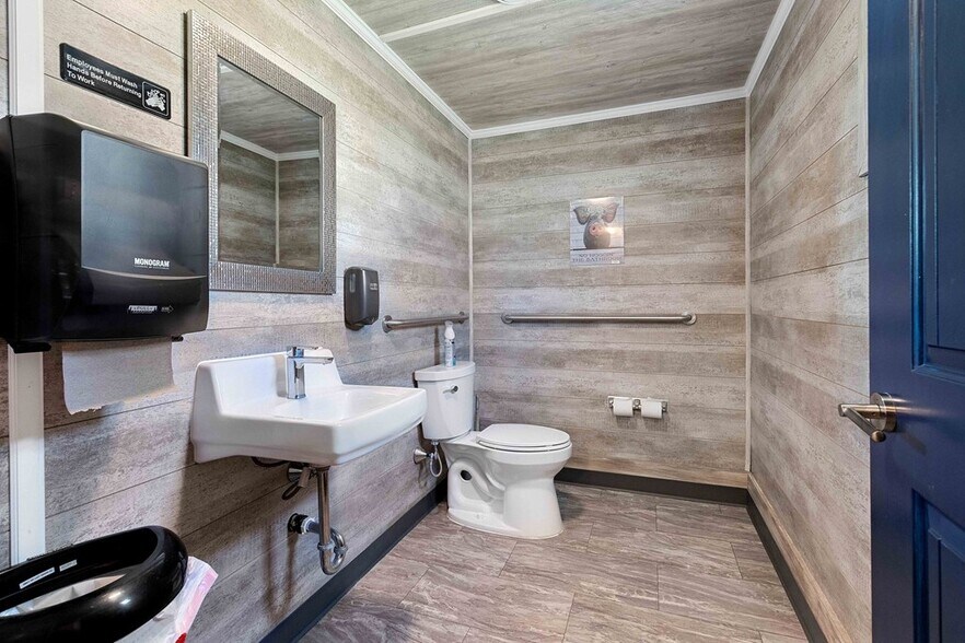 More Photos Of 6216 WI-42, Egg Harbor General Retail For Sale