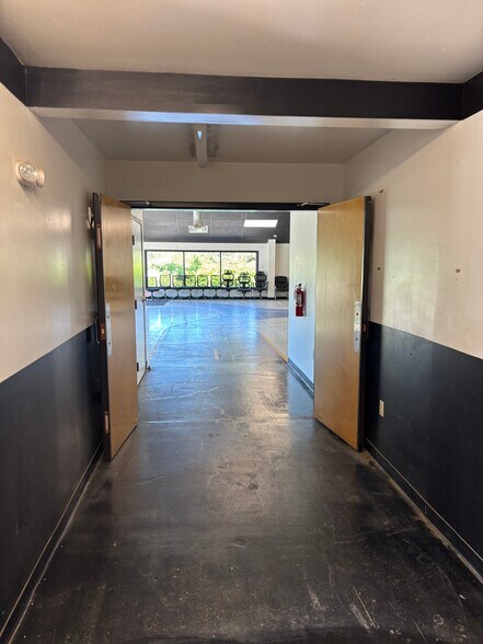 More Photos Of 29 Stillwater Ave, Orono Showroom For Lease