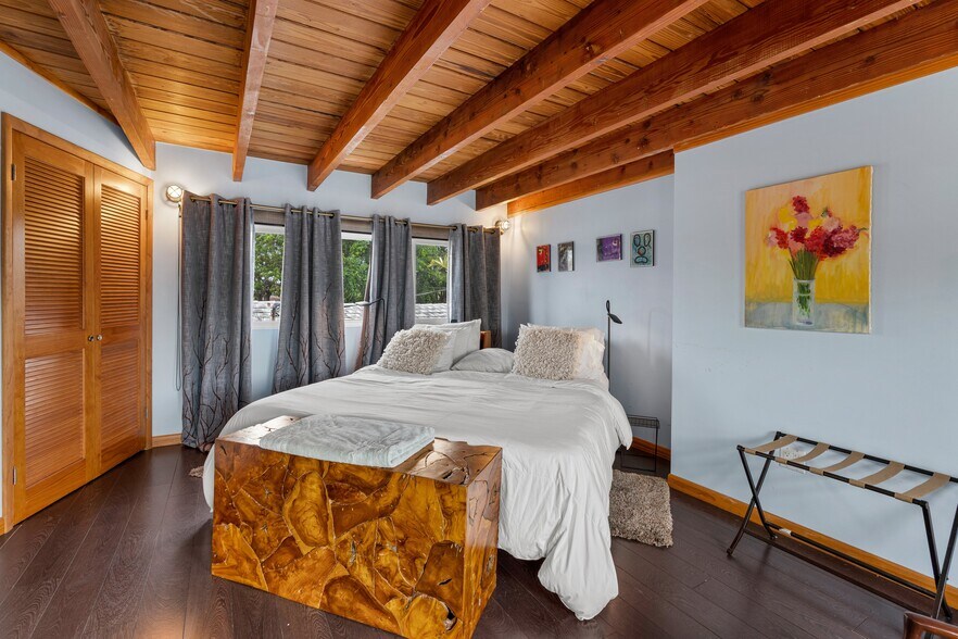 More Photos Of 2200 NE 26th St, Wilton Manors Office For Sale