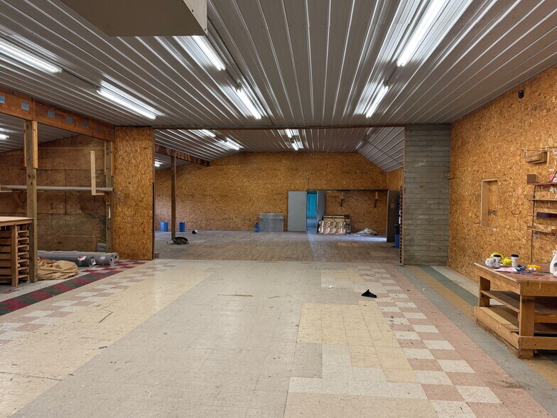 More Photos Of 104 Lenox Ave, Oneida Freestanding For Sale