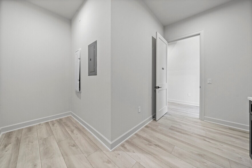 More Photos Of 1325 Main St, Katy Medical For Lease