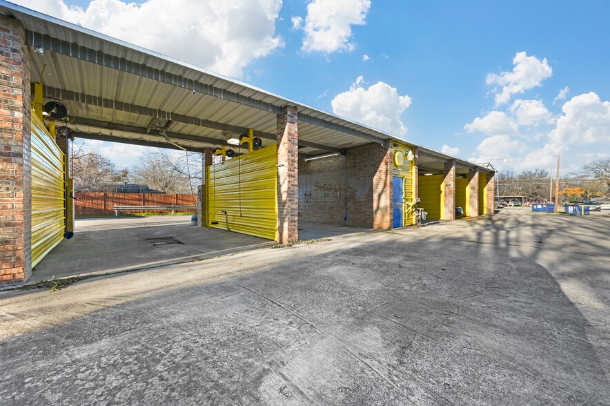 More Photos Of 805 Poindexter Ave, Cleburne Carwash For Sale