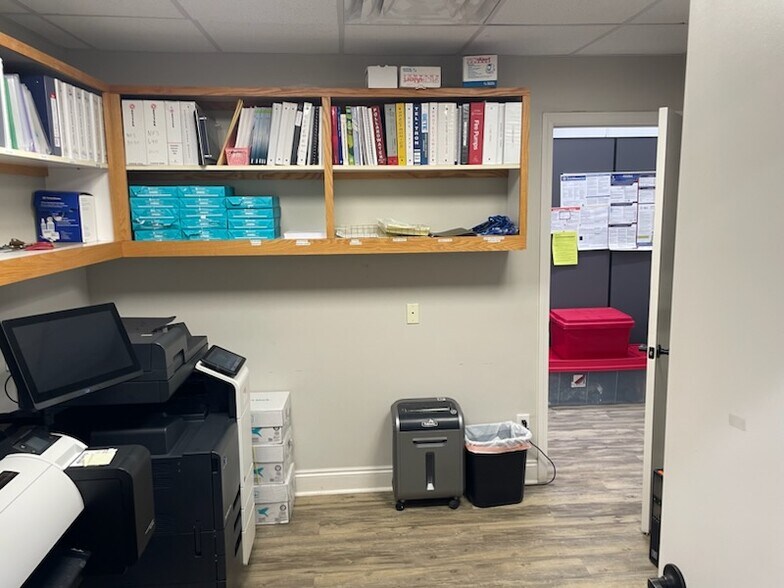 More Photos Of 5462 Able Ct, Mobile Light Distribution For Lease