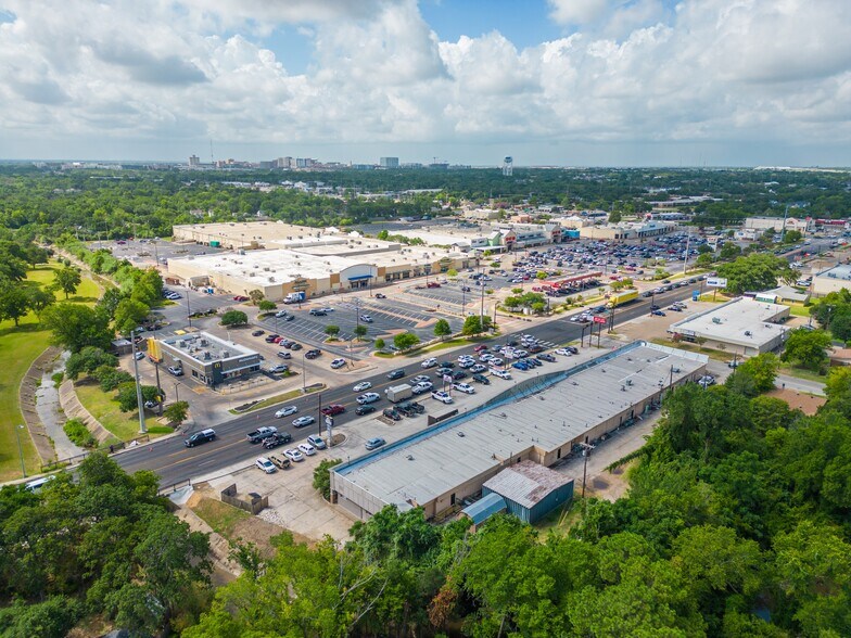 More Photos Of 800 E Villa Maria Rd, Bryan Storefront For Lease