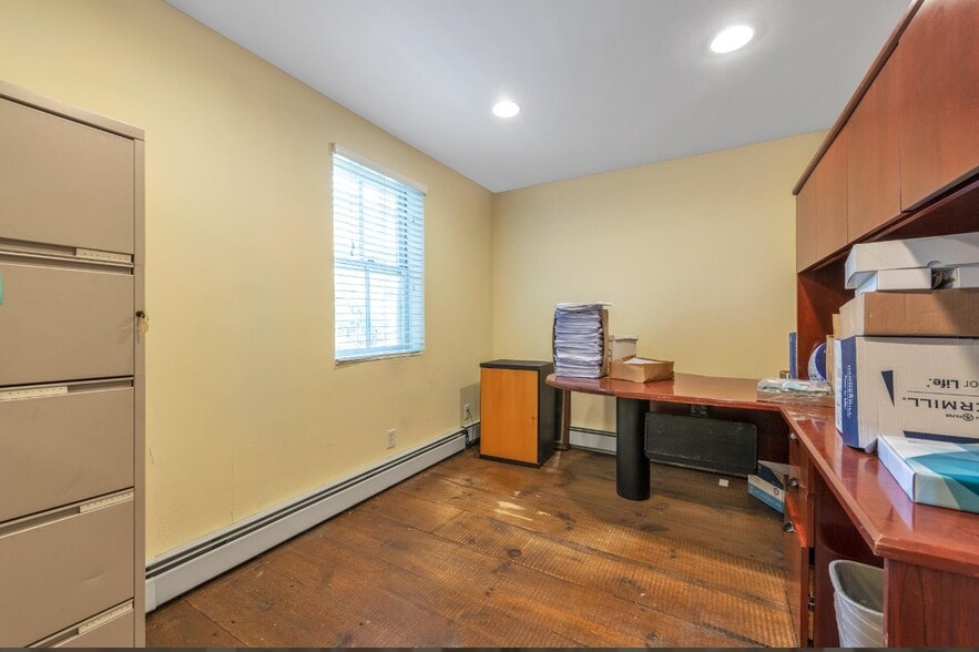 More Photos Of 1433 Old Northern Blvd, Roslyn Office For Lease