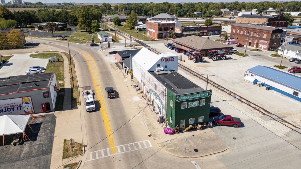 More Photos Of 126 S Main St, Gilman Showroom For Sale