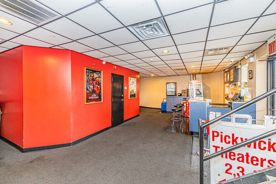 More Photos Of 1-11 S Prospect Ave, Park Ridge Restaurant For Lease