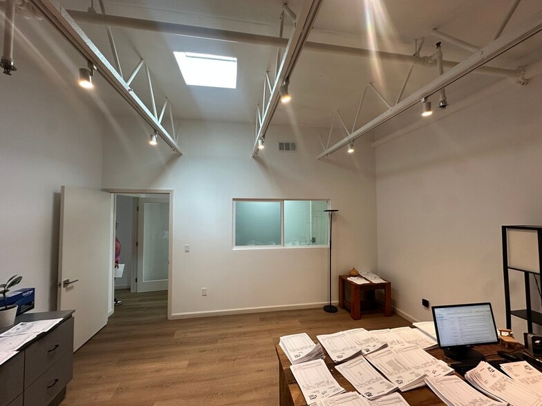 More Photos Of 3018 N North Coolidge Ave, Los Angeles Specialty For Lease