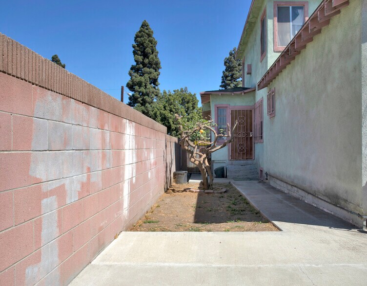 More Photos Of 10505 S Vermont Ave, Los Angeles Shelter For Sale