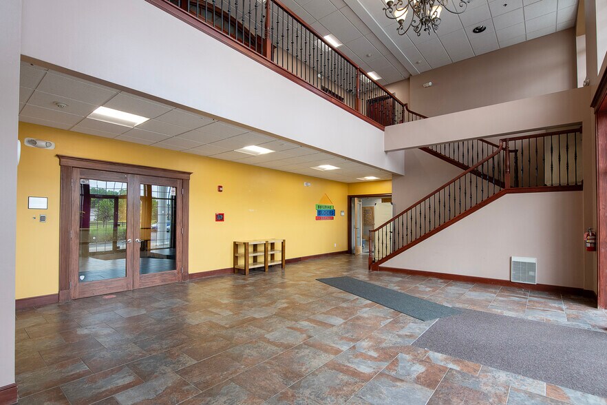 More Photos Of 387 Golfview Ln, Highland Heights Office For Sale