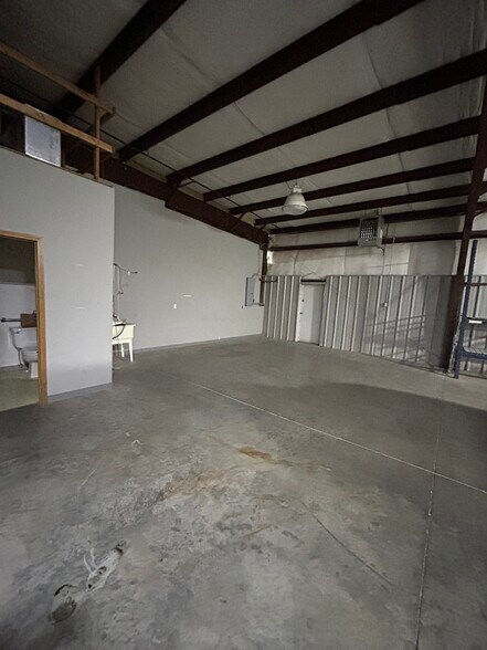 More Photos Of 1117 Valley Ridge Ct, Grain Valley Flex For Lease