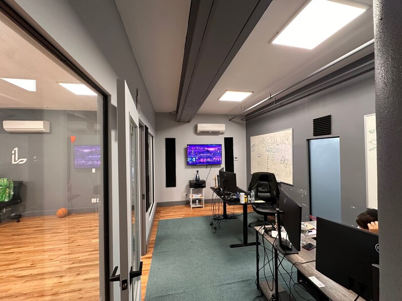 More Photos Of 390 Berry St, Brooklyn Office For Lease