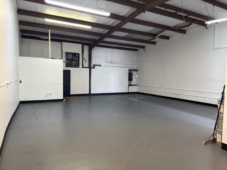 More Photos Of 5475 Williamsburg Dr, Punta Gorda Warehouse For Lease