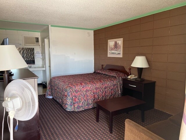 More Photos Of 208 S Ellis St, Menard Hotel For Sale