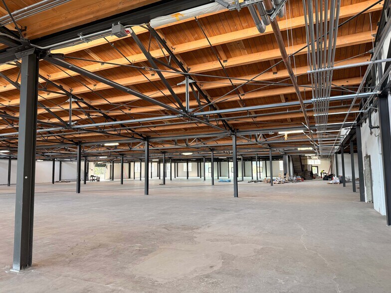 More Photos Of 4000-4010 Chevy Chase Dr, Los Angeles Showroom For Lease