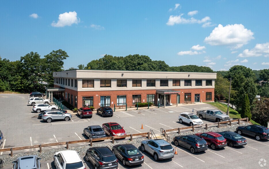 More Photos Of 2 Wake Robin Rd, Lincoln Medical For Lease