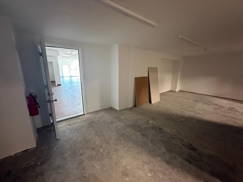 More Photos Of 2578 Fowler St, Fort Myers Freestanding For Lease